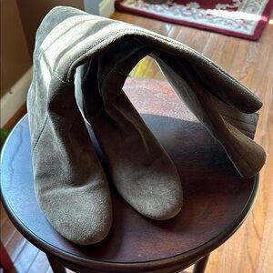 Green Suede Boots with Sleek Design